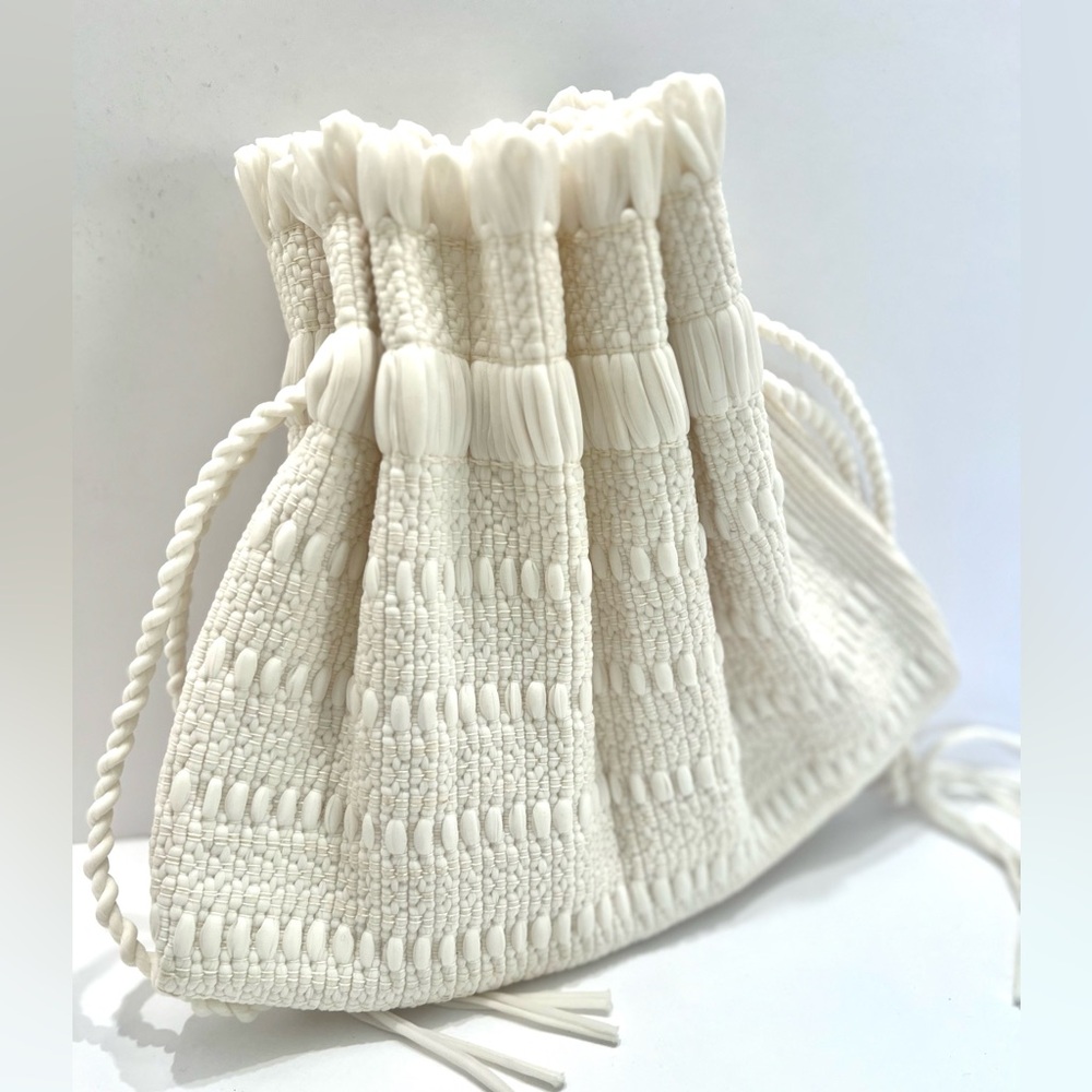 Vintage White woven Drawstring carpet bag purse Excellant  dead stock condition